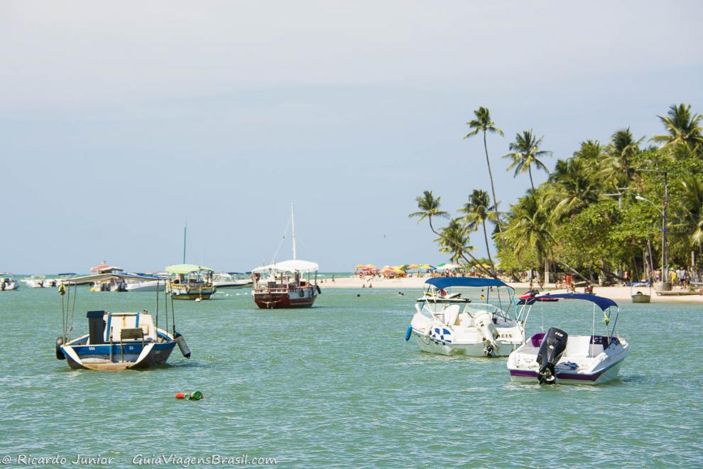 Imagem lanchas e barcos ancorados no mar da Praia da Boca da Barra na Ilha de Boipeba.
